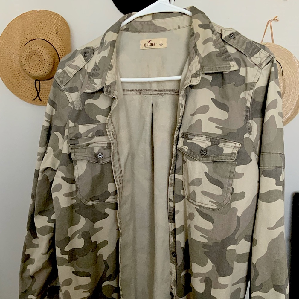 HOLLISTER CAMO PRINT BUTTON JACKET TOP